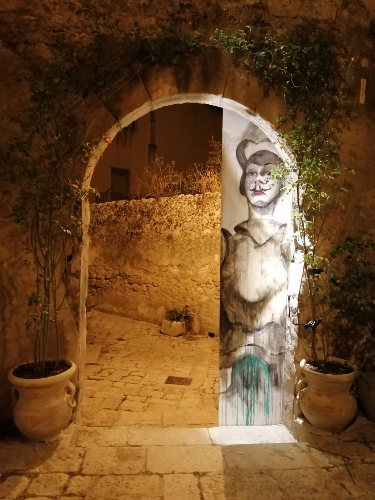 Made in Sicily,  nelle viuzze e nelle piazze di Ragusa Ibla sei installazioni artistiche del set designer Francesco Palazzolo